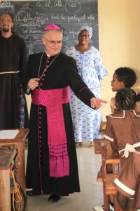 Mgr Corona, en visite dans une école au Gabon © facebook.com/people/Frères-Capucins-au-Gabon