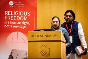 Témoignage de Shagufta Kausar lors de la conférence de presse sur la liberté religieuse. ©ACN/Flavio Ianniello