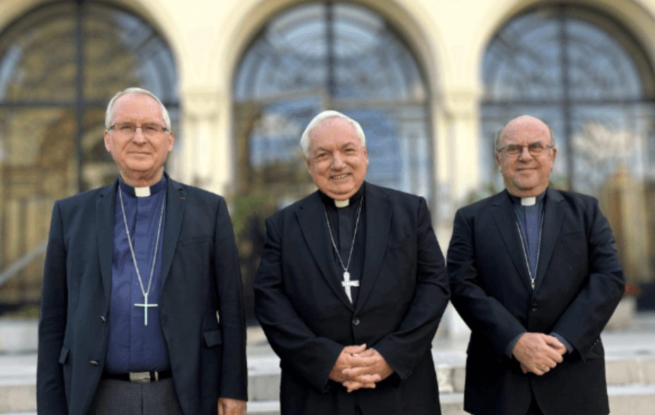 De gauche à droite: Les vices-présidents Mgr Vincent Jordy et Mgr Benoît Bertrand entourent le cardinal Jean-Marc Aveline, président de la CEF © eglise.catholique.fr