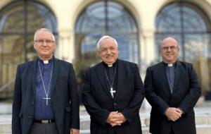 Les vices-présidents Mgr Vincent Jordy et Mgr Benoît Bertrand entourent le cardinal Jean-Marc Aveline, président de la CEF © eglise.catholique.fr