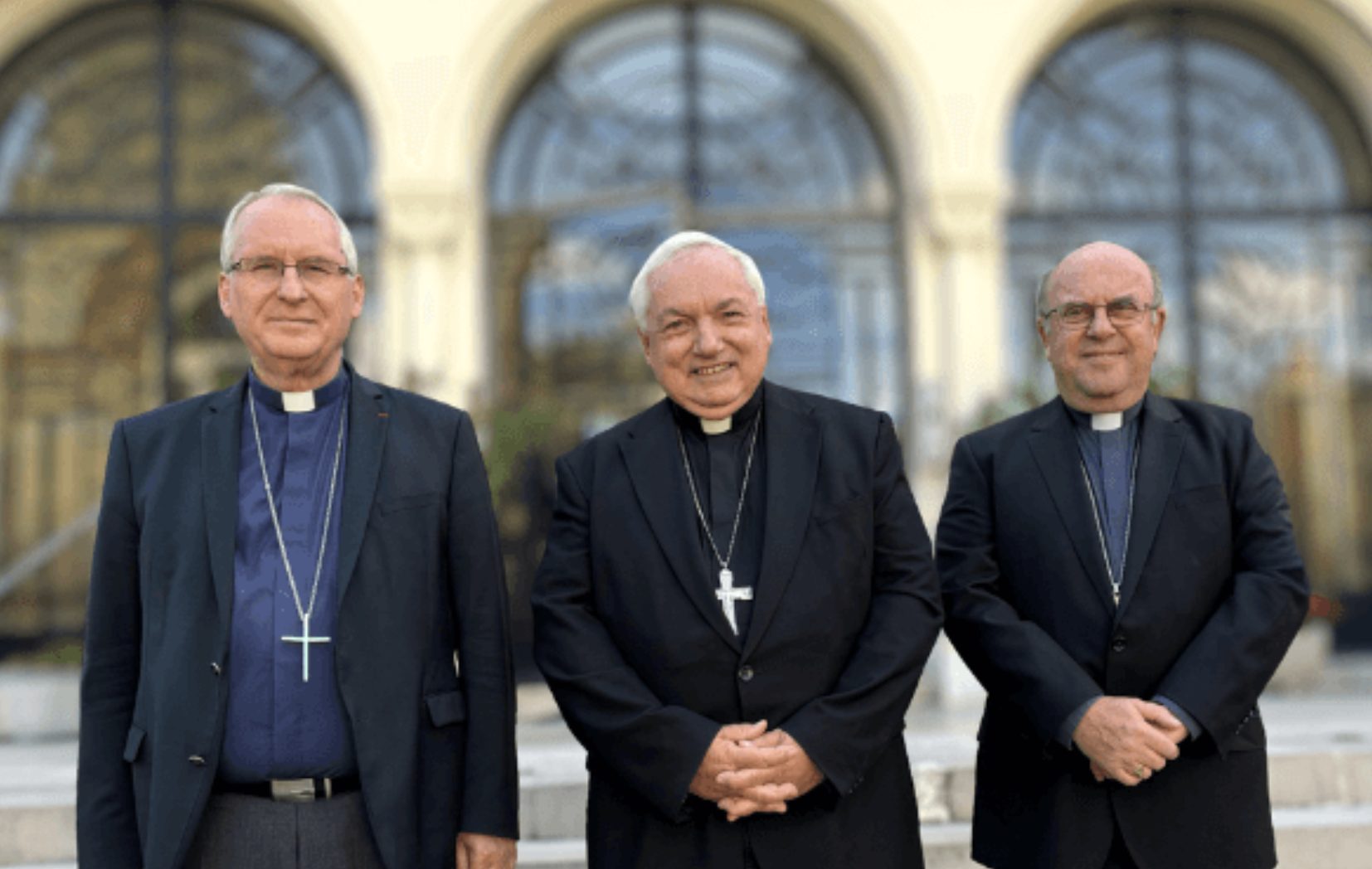 Les vices-présidents Mgr Vincent Jordy et Mgr Benoît Bertrand entourent le cardinal Jean-Marc Aveline, président de la CEF © eglise.catholique.fr