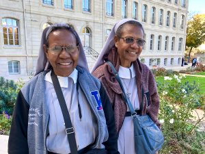 De gauche à droite, sœur Veronica Kaupa et mère Elizabeth Tumana, religieuses papoues, ici le 24 octobre aux Missions Étrangères de Paris. © Ad Extra