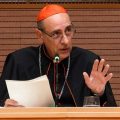 Le cardinal Víctor Manuel Fernández, préfet du Dicastère pour la Doctrine de la Foi, s’exprime au siège des jésuites à Rome sur cette photo d’archive datée du 4 novembre 2025 ©CNS/LolaGomez