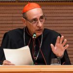Le cardinal Víctor Manuel Fernández, préfet du Dicastère pour la Doctrine de la Foi, s’exprime au siège des jésuites à Rome sur cette photo d’archive datée du 4 novembre 2025 ©CNS/LolaGomez