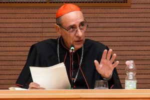 Le cardinal Víctor Manuel Fernández, préfet du Dicastère pour la Doctrine de la Foi, s’exprime au siège des jésuites à Rome sur cette photo d’archive datée du 4 novembre 2025 ©CNS/LolaGomez