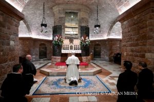  Le pape Léon XIV en prière sur la tombe de saint François, 20 novembre 2025 © Vatican Media