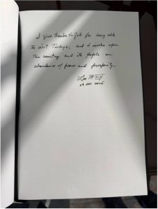 Signature du livre d'honneur : « Je remercie Dieu de pouvoir visiter la Turquie et j'invoque sur ce pays et son peuple une paix et une prospérité abondantes. » 