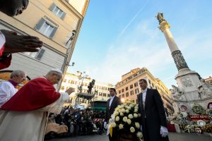 Acte de vénération et prière du Pape Léon XIV à l’Immaculée Conception à la Place d’Espagne, 8 décembre 2025 © Vatican Media