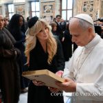 Le pape Léon XIV s’adresse aux promoteurs et aux artistes du Concert de Noël au Vatican, 13 décembre 2025 © Vatican Media