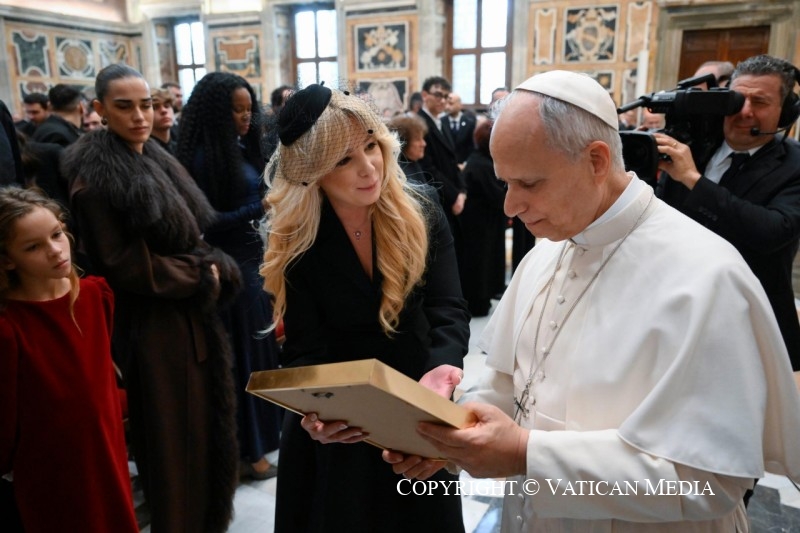 Le pape Léon XIV s’adresse aux promoteurs et aux artistes du Concert de Noël au Vatican, 13 décembre 2025 © Vatican Media