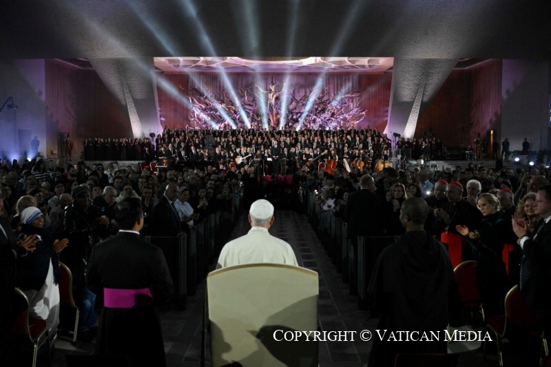 Salutation du pape Léon XIV aux participants du concert avec les pauvres, 6 décembre 2025 © Vatican Media