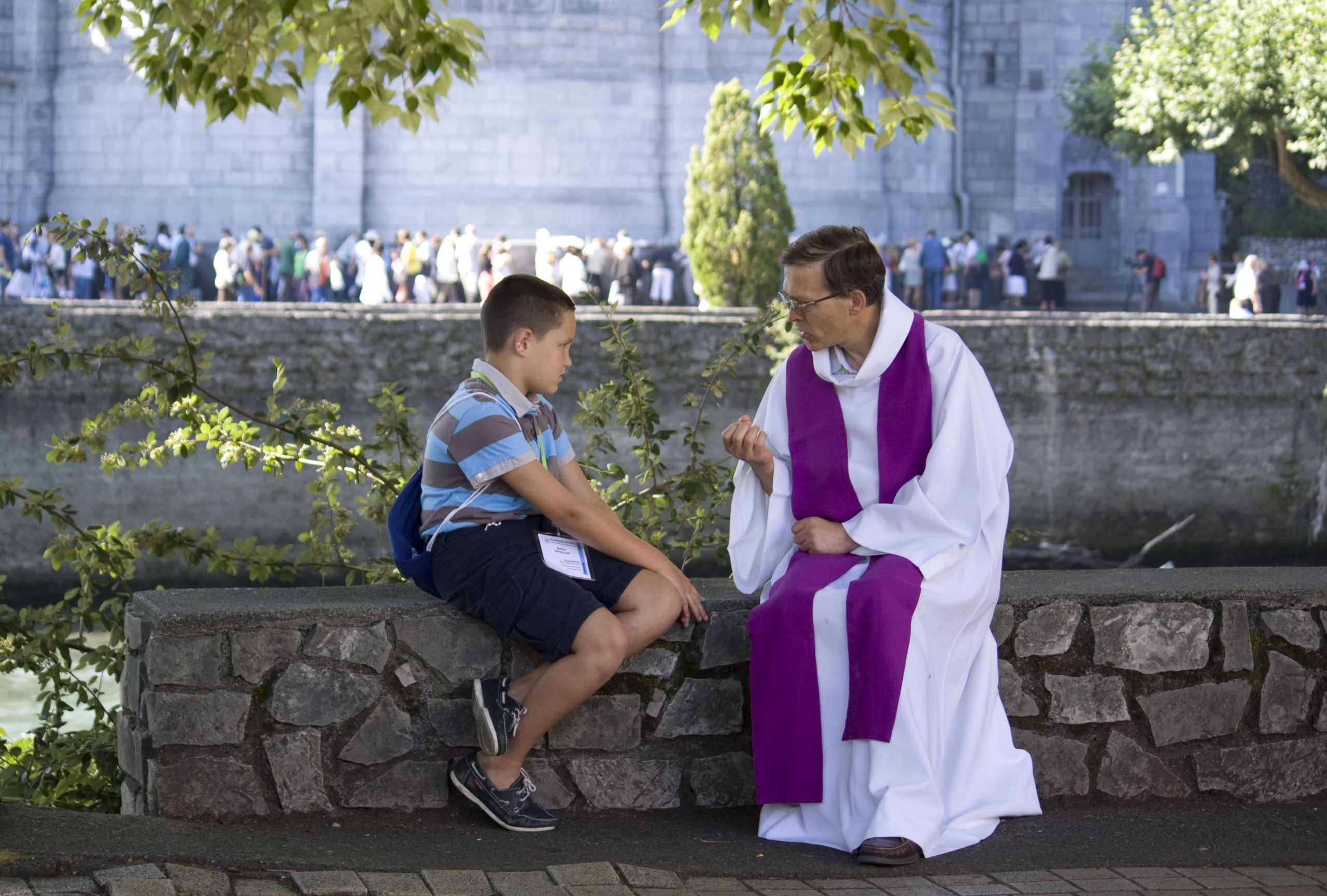 Confession à Lourdes ©Fr Lawrence Lew, O.P., Flickr