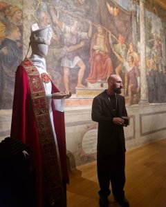 Préparer les vêtements liturgiques d'un pape, explique Sorcinelli, c'est porter le poids des siècles. 