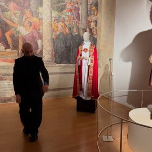 Préparer les vêtements liturgiques d'un pape, explique Sorcinelli, c'est porter le poids des siècles. 