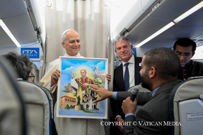Conférence de presse avec le pape Léon XIV lors du vol de retour entre le Liban et l’Italie