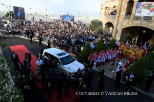 Salutations du pape Léon XIV lors de sa visite aux opérateurs et aux patients de l'hôpital « de la Croix » (Jal ed Dib), 2 décembre 2025 © Vatican Media 
