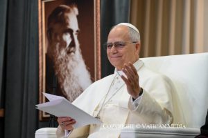 Salutations du pape Léon XIV lors de sa visite aux opérateurs et aux patients de l'hôpital « de la Croix » (Jal ed Dib), 2 décembre 2025 © Vatican Media 