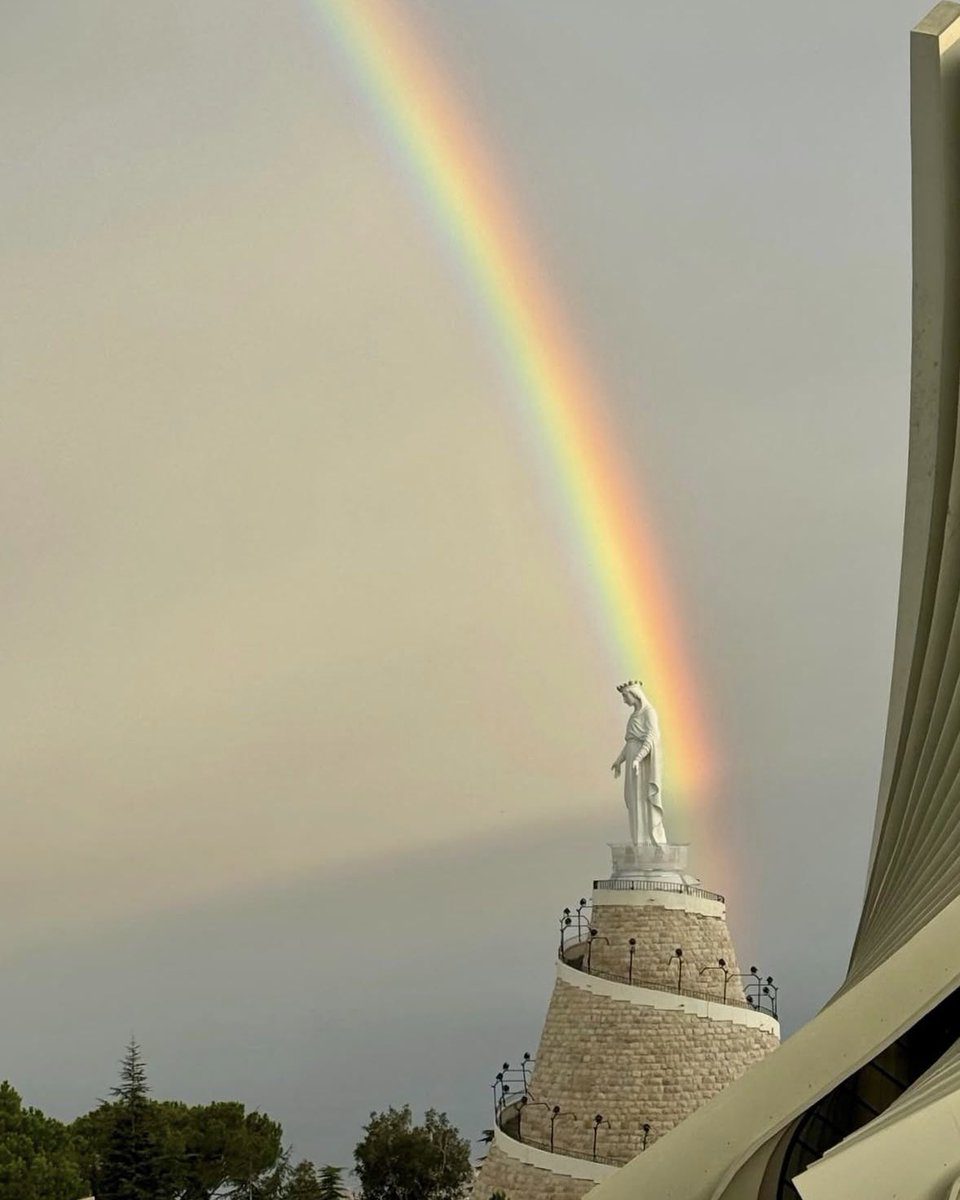 Un arc-en-ciel illumine le ciel de Beyrouth et le sanctuaire de ND du Liban, 2 décembre 2025 ©   x.com /jon_delorra