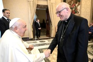 Mgr D. Rey et le pape François au Vatican © Dominique Rey
