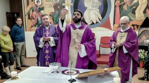 Le père Lucas Perozzi pendant la messe solennelle lors de la consécration du Corps du Christ dans la sainte Eucharistie. ©AED