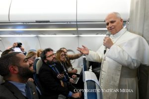 Conférence de presse dans l'avion Beyrouth - Rome, mardi 2 décembre 2025 © Vatican Media 