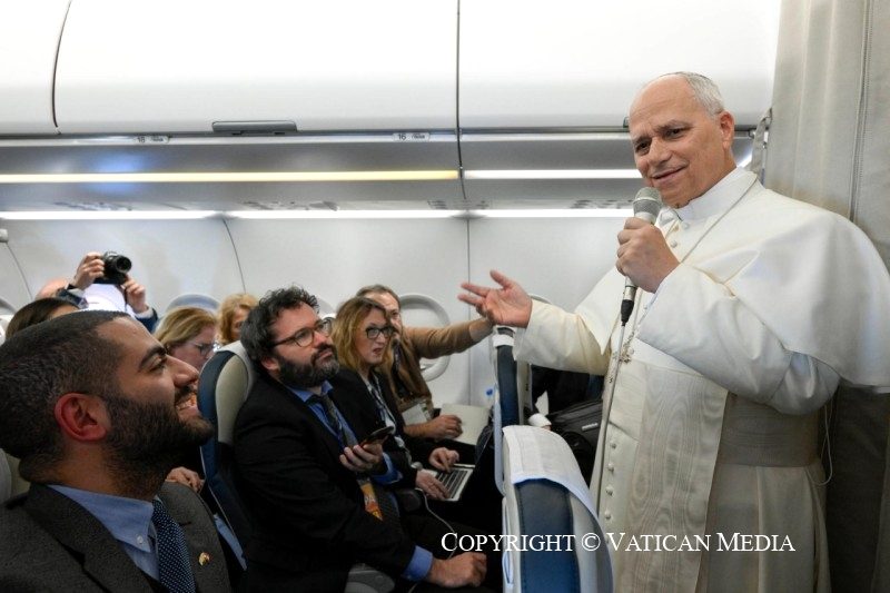 Conférence de presse dans l'avion Beyrouth - Rome, mardi 2 décembre 2025 © Vatican Media 