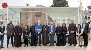 Caritas Jérusalem a reçu le véhicule en cadeau du Pape François et l'a ensuite transformé en dispensaire entièrement équipé © Caritas Jérusalem