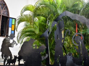 Une crèche à la façon des théâtres d’ombres chinoises que l’on retrouve en Malaisie, ici devant l’église Saint-Pierre de Malacca. © Ad Extra