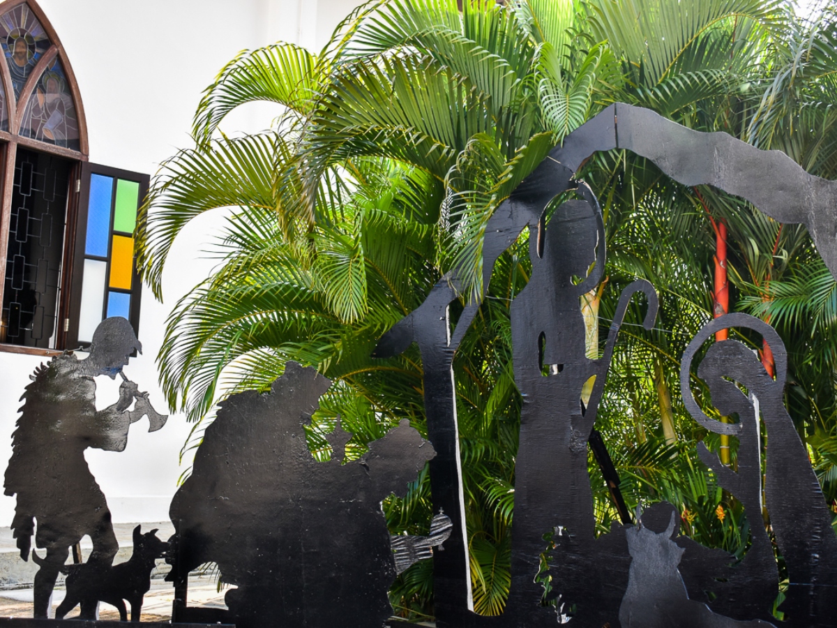 Une crèche à la façon des théâtres d’ombres chinoises que l’on retrouve en Malaisie, ici devant l’église Saint-Pierre de Malacca. © Ad Extra