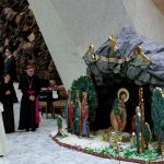 Le pape Léon XIV reçoit en audience dans la salle Paul VI les donateurs de l'arbre de Noël et de la crèche de la place Saint-Pierre © Vatican Media