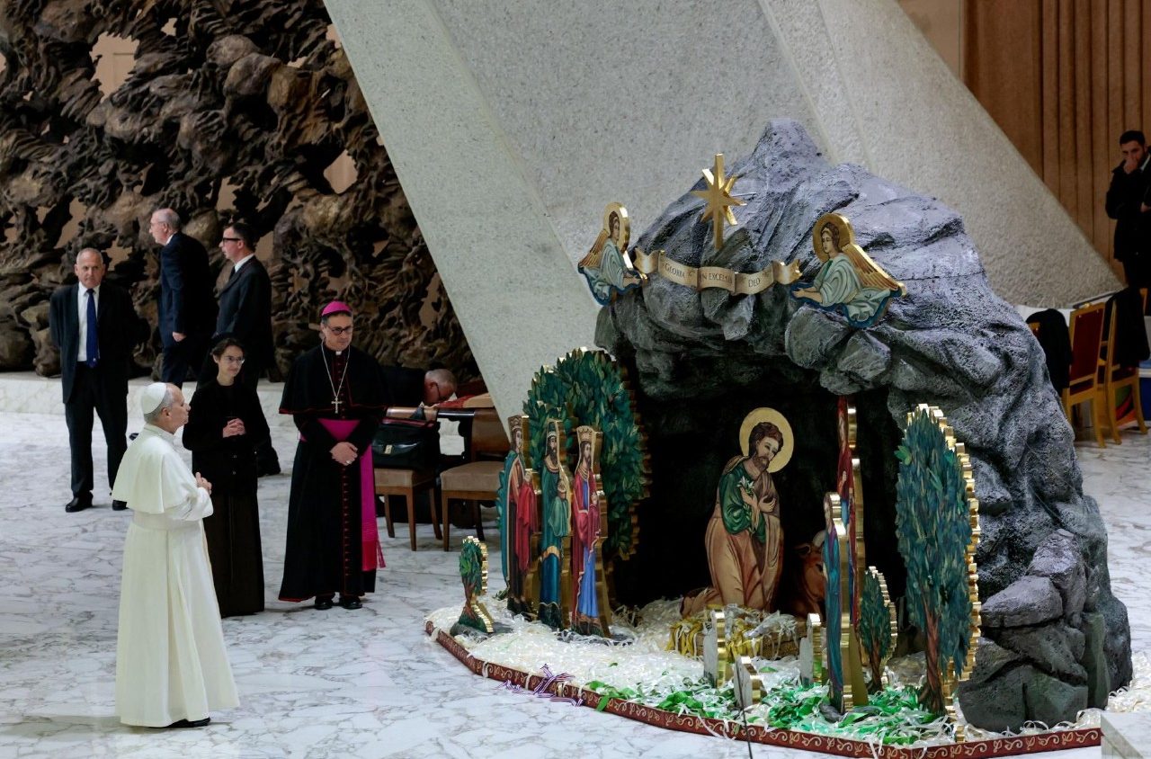 Le pape Léon XIV reçoit en audience dans la salle Paul VI les donateurs de l'arbre de Noël et de la crèche de la place Saint-Pierre © Vatican Media