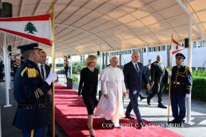 cérémonie de départ à l’aéroport international de Beyrouth Depuis l’aéroport de Beyrouth, le pape Léon XIV adresse un vibrant message de paix | ZENIT - Français