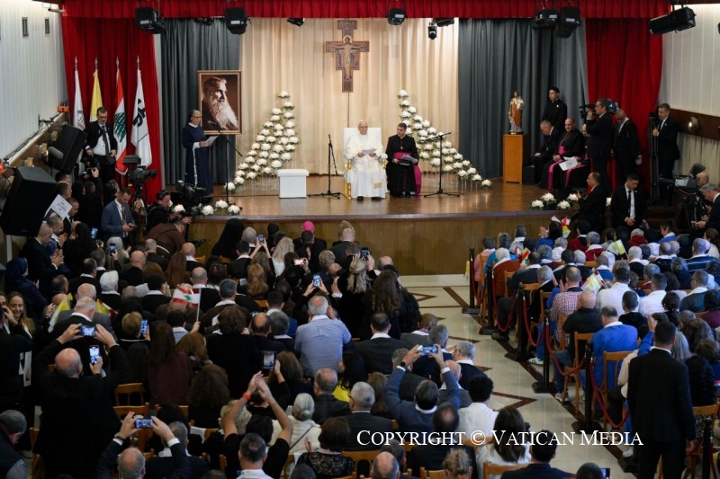 Salutations du pape Léon XIV lors de sa visite aux opérateurs et aux patients de l'hôpital « de la Croix » (Jal ed Dib), 2 décembre 2025 © Vatican Media