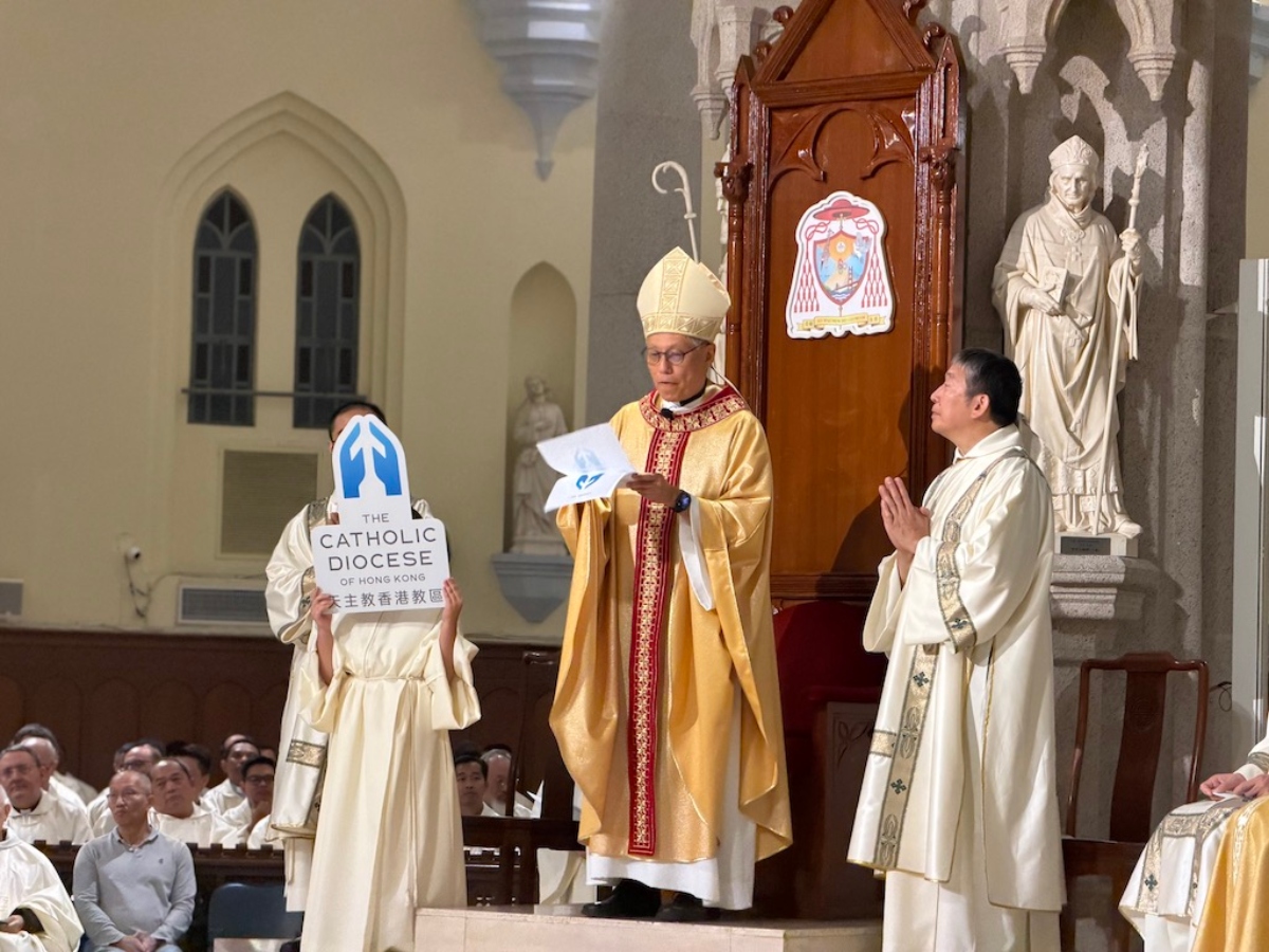 Le nouvel emblème du diocèse de Hong-Kong, présenté sous la forme de deux mains bleues symbolisant la prière et la paix. © Sunday Examiner