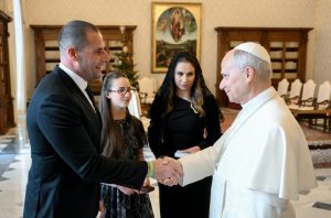Le pape serre la main de Robert Abela, Premier ministre de la République de Malte © Vatican Media
