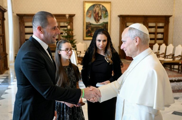 Le pape serre la main de Robert Abela, Premier ministre de la République de Malte © Vatican Media