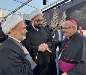 Mgr César Essayan s’entretient avec deux dignitaires musulmans chiites © Nathalie Duplan