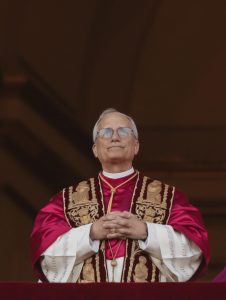 Vogue a mis en avant la première apparition publique du pape après son élection comme l'image définissant l'identité visuelle de son pontificat