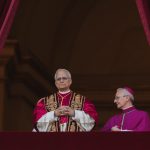 Vogue a mis en avant la première apparition publique du pape après son élection comme l'image définissant l'identité visuelle de son pontificat