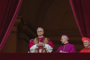 Vogue a mis en avant la première apparition publique du pape après son élection comme l'image définissant l'identité visuelle de son pontificat