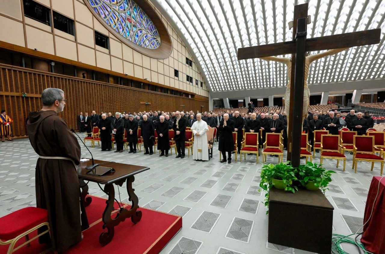 Première méditation de l'Avent du père Roberto Pasolini, prédicateur de la Maison pontificale, en salle Paul VI, devant le Pape Léon XIV et des membres de la Curie, le 5 décembre 2025 © Vatican Media