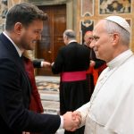 Le pape Léon XIV salue le chanteur Michael Bublé, 5 décembre 2025 © Vatican Media