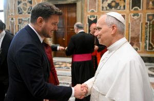 Le pape Léon XIV salue le chanteur Michael Bublé, 5 décembre 2025 © Vatican Media
