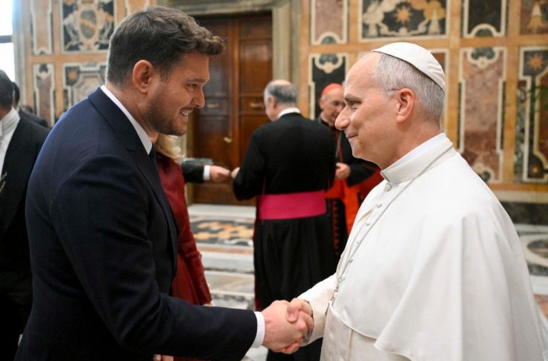 Le pape Léon XIV salue le chanteur Michael Bublé, 5 décembre 2025 © Vatican Media