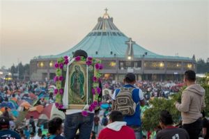La basilique de Guadalupe et ses environs dans la nuit du 11 décembre 