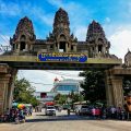 Un poste de frontière entre les villes de Poipet (Banteay Mean Chey, Cambodge) et de Aranyaprathet (Sa Kaeo, Thaïlande). © Thanate Tan / CC BY 2.0