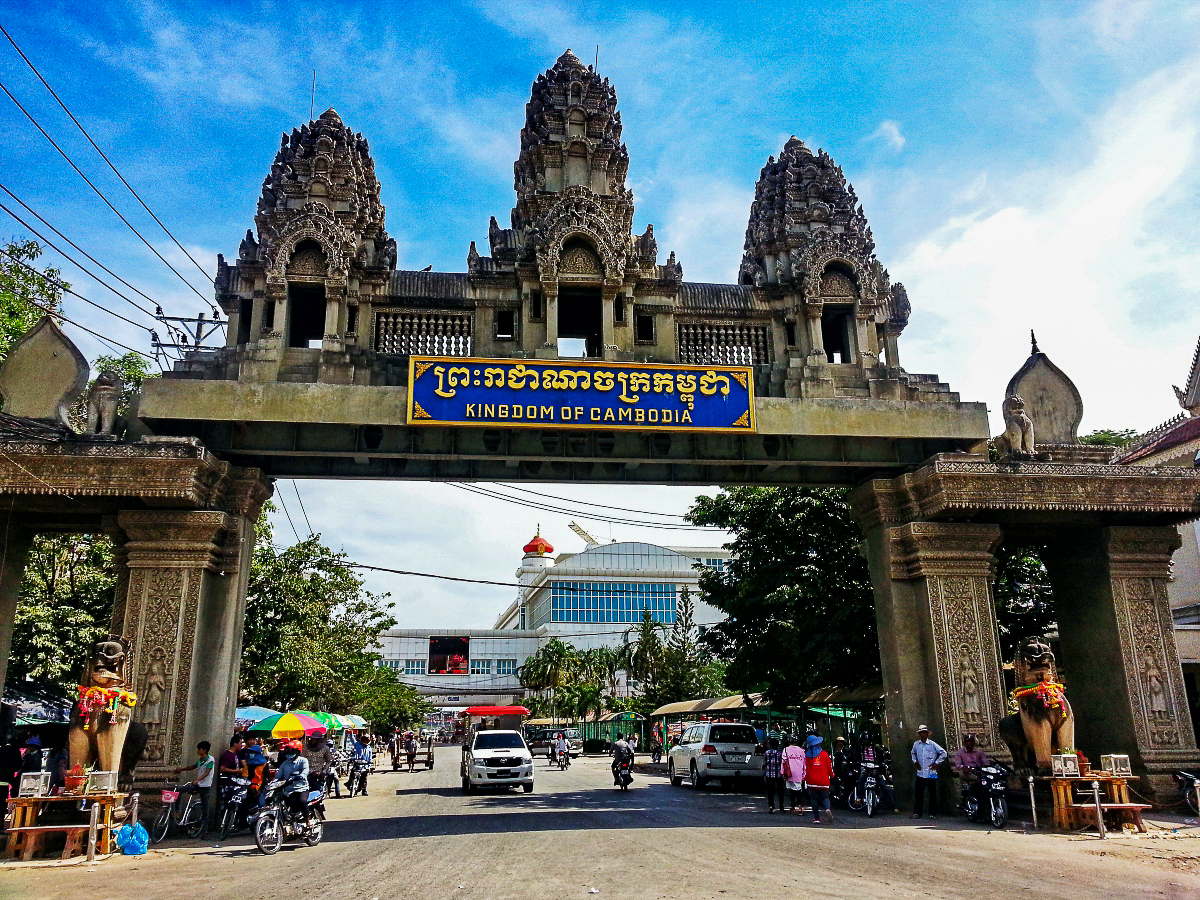 Un poste de frontière entre les villes de Poipet (Banteay Mean Chey, Cambodge) et de Aranyaprathet (Sa Kaeo, Thaïlande). © Thanate Tan / CC BY 2.0