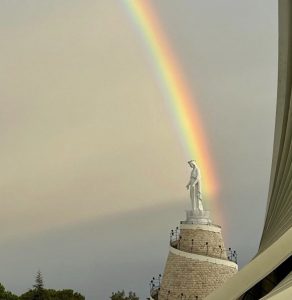 Un arc-en-ciel illumine le ciel de Beyrouth et le sanctuaire de ND du Liban, 2 décembre 2025 ©   x.com /jon_delorra