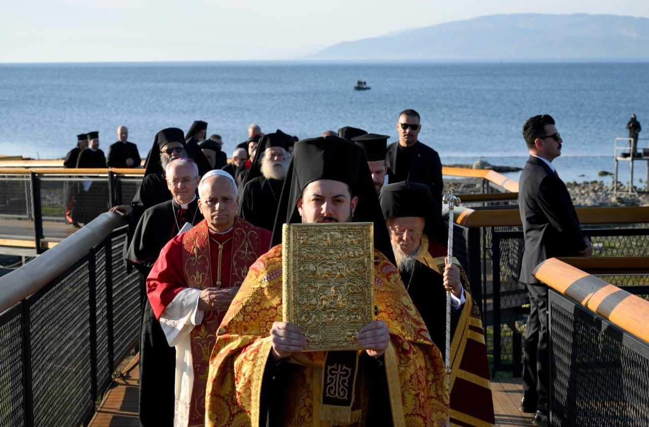 Le pape Léon et le patriarche Bartholomée se sont joints à d'autres dirigeants chrétiens pour prier sur le site du concile de Nicée (@Vatican Media)