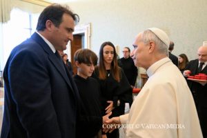  DISCOURS DU SAINT-PÈRE LÉON XIV AUX FAMILLES DES JEUNES DÉCÉDÉS À CRANS-MONTANA (SUISSE) © Vatican Media